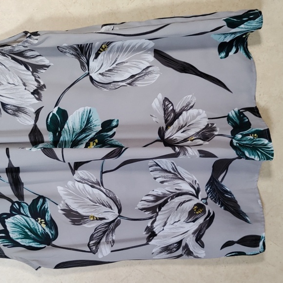 12556 Ann Taylor Factory gray & teal floral sleeveless blouse M - Picture 3 of 9